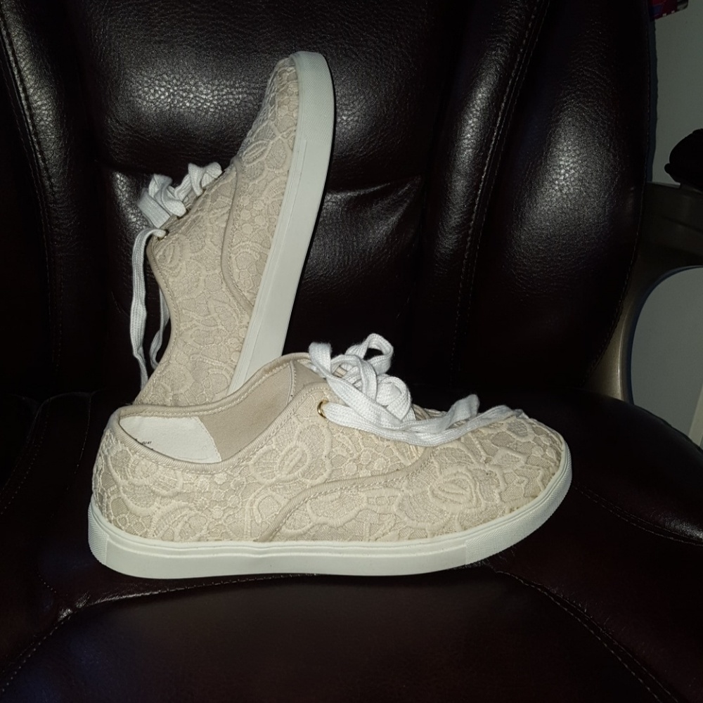 NWOT Just Fab lace shoes